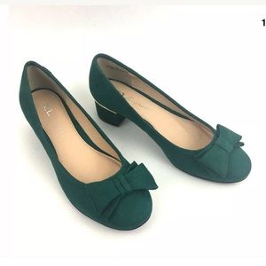CL by Laundry Green Heels with Gold Trim